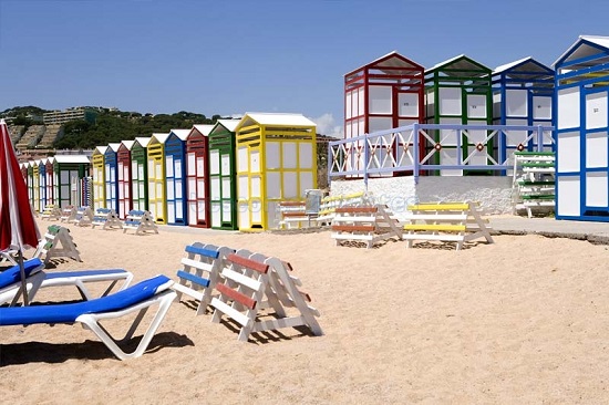 La playa de S'agaró, con sus casetas de colores, está cargaa de encanto. 
