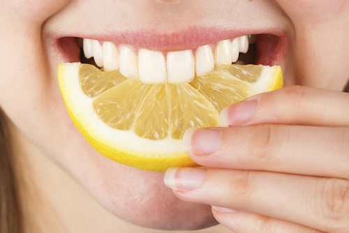 dientes y limón