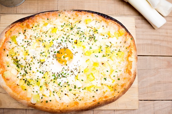 Los amantes de la pizza disfrutarán con la nueva creación a base de  puerro, huevo y aceite de trufa.