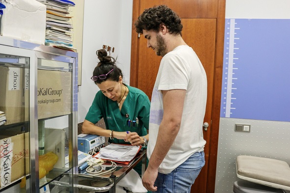 Pesando paciente en Tanita. Adelgazar Clínica Menorca